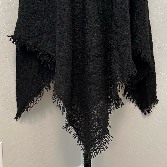 NEW COWL NECK ONE SIZE BLACK FRINGE LIGHTWEIGHT PULL OVER PONCH SHAWL CAPE - Picture 4 of 10